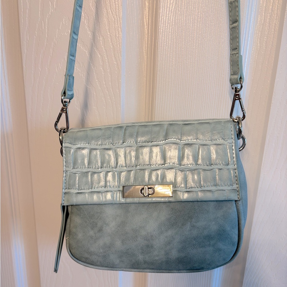 New w/out tags. Light green croco embossed crossbody.